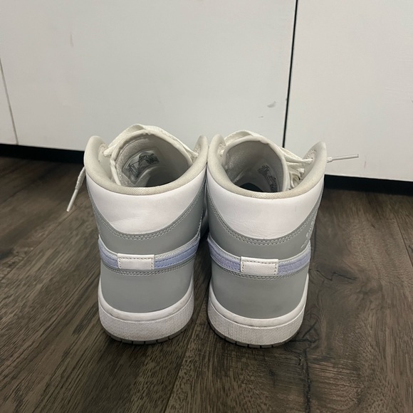 Women’s air jordan 1s Mid, Wolf Grey aluminum - Picture 3 of 4